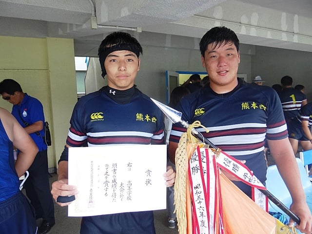優勝の熊本西　統括リーダーの志水篤選手(左)と井島彰英選手