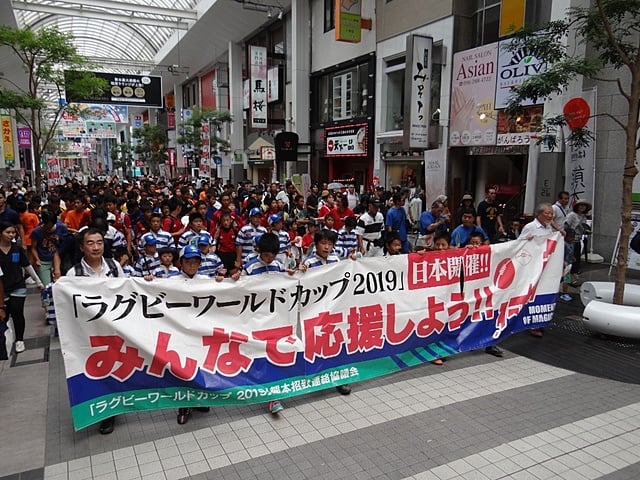 垂れ幕をもってワールドカップ熊本開催をＰＲ