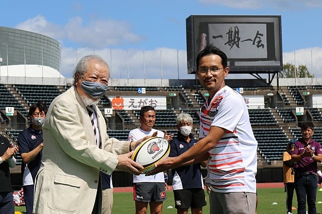 ノーサイドクラブ笠会長から人吉ラグビー協会の横山事務局長へ流選手のサイン入りボールを贈呈