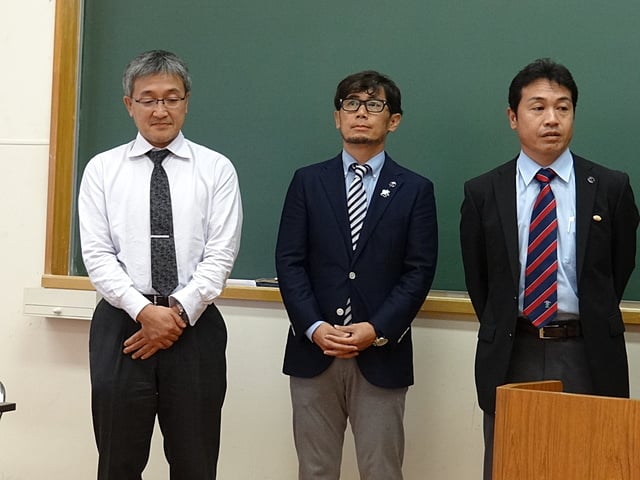 新理事就任　左から本田医務委員長、杉山理事、下川書記長