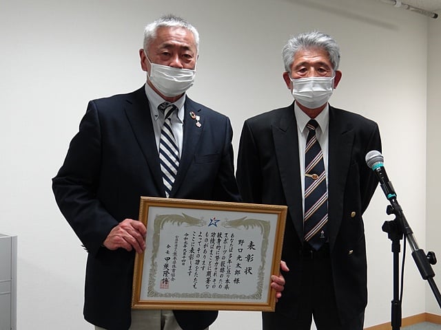 熊本県体育協会スポーツ功労賞　野口光太郎氏(左)と、贈呈者の一ノ宮県協会副会長