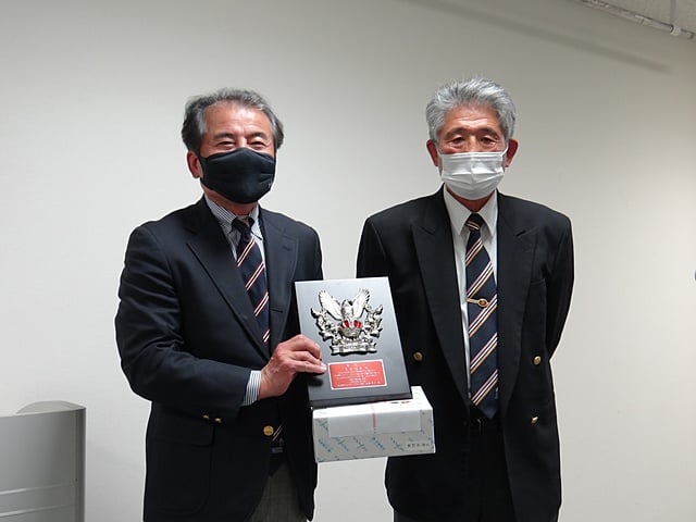 熊本県協会功労者　永野昭敏氏(左)と、贈呈者の一ノ宮県協会副会長