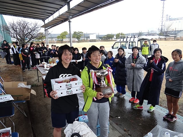 宮崎県チームにはカップの授与といちごの副賞