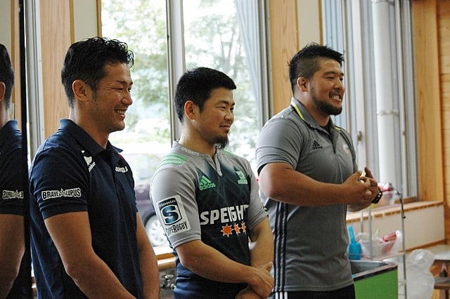 自己紹介される廣瀬さん（左から）、田中選手、畠山選手