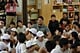 畠山選手も児童と一緒にワールドカップのビデオ鑑賞