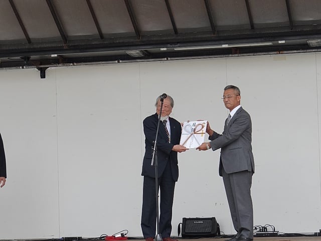 代表理事組合長の末永明典様(右)より笠熊本県協会長に義援金の贈呈