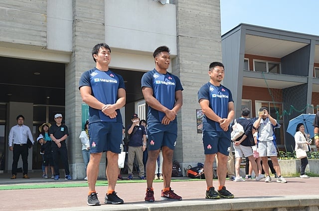 益城中央小を訪問された、福岡堅樹選手、松島幸太朗選手、田中史朗選手