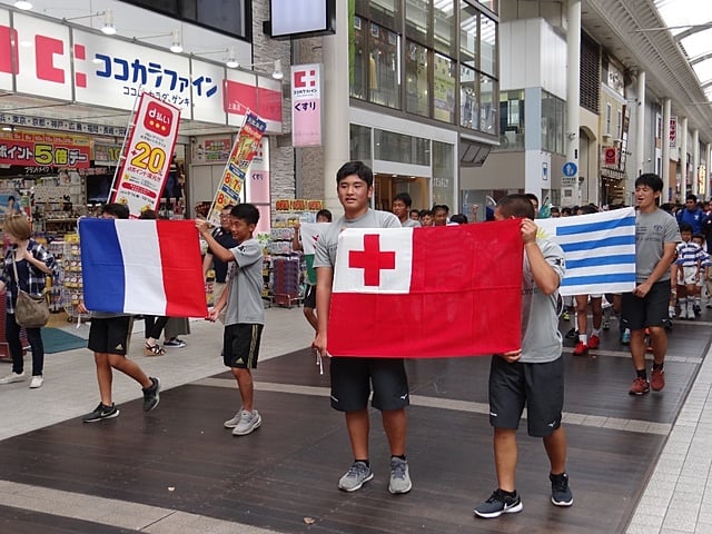 熊本開催の４チームの国旗を持ってパレード