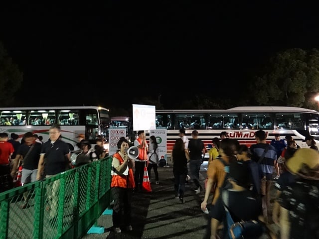 試合終了後のシャトルバス乗り場　ボランティアが手際よく誘導されていました
